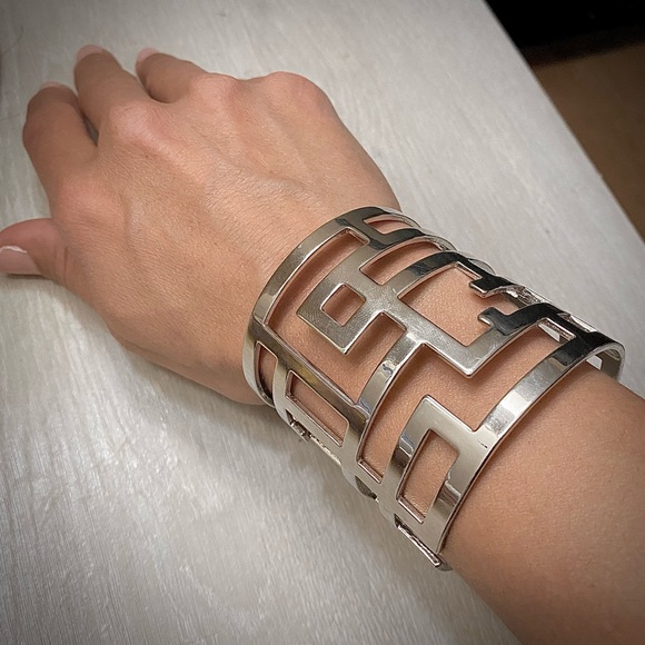 2/$25💛 NWT Wide Silver Contemporary Modern Geometric Openwork Cuff Brace… - Picture 1 of 6
